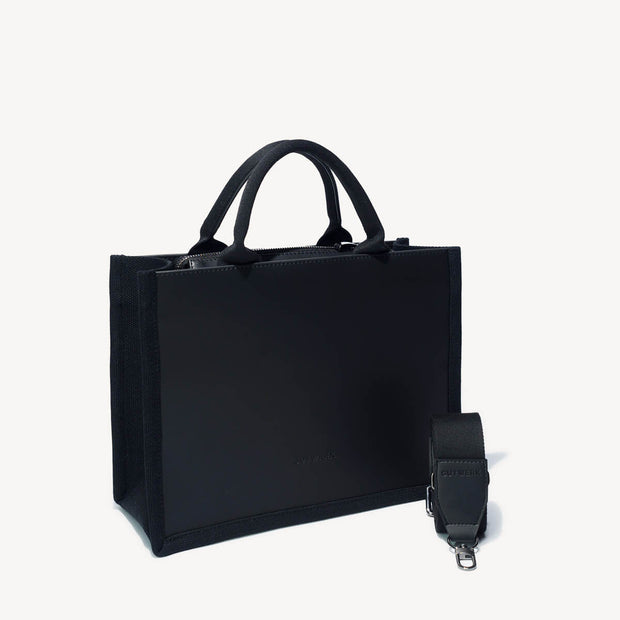 kleine schwarze Handtasche aus Apfelleder nachhaltig und fair hergestellt in Österreich von GUTWERK mit Crossbody-Gurt